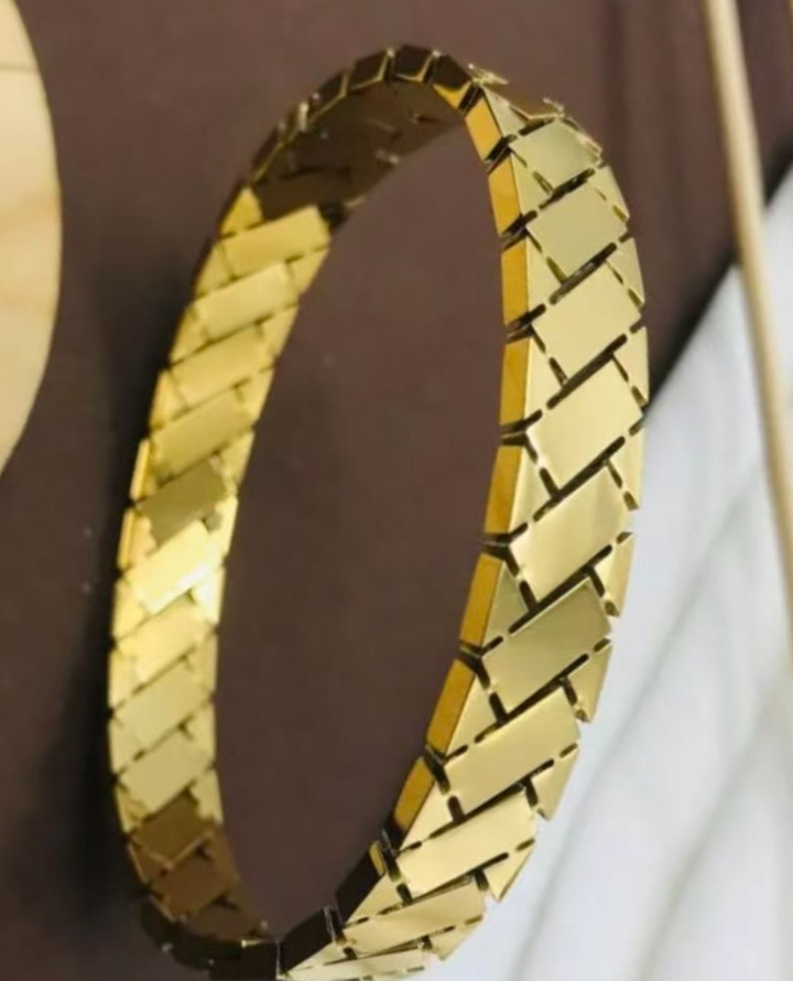 GOLDEN BLOCK DESIGN HANDCUFF – HIGH QUALITY & TARNISH-RESISTANT