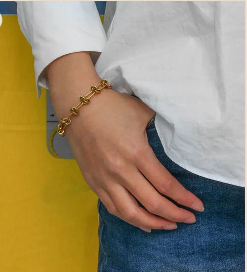 Elegant Twisted Design Bracelet – Shine That Lasts