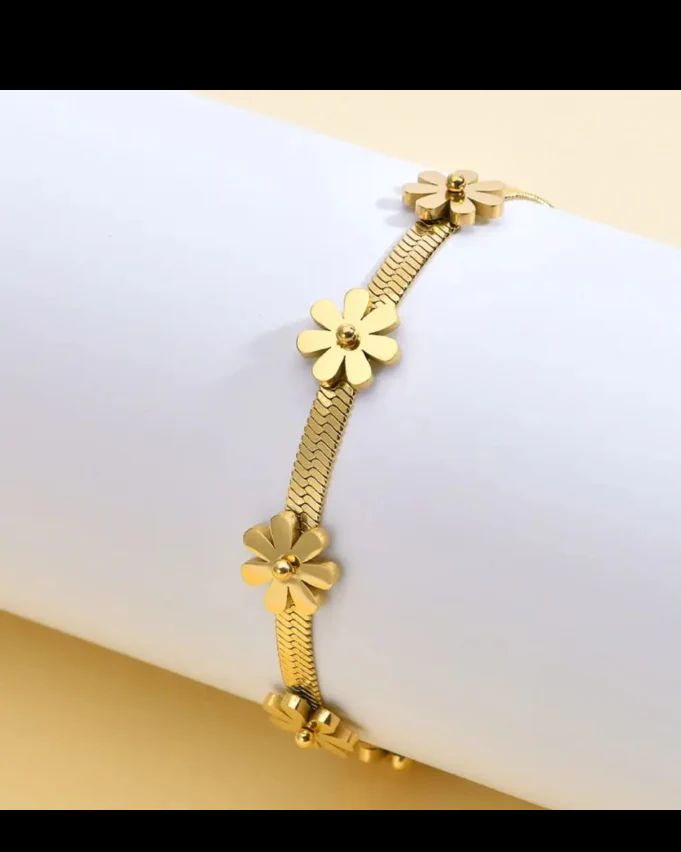 Elegant Stainless Steel Flower Bracelet – Timeless Everyday Charm