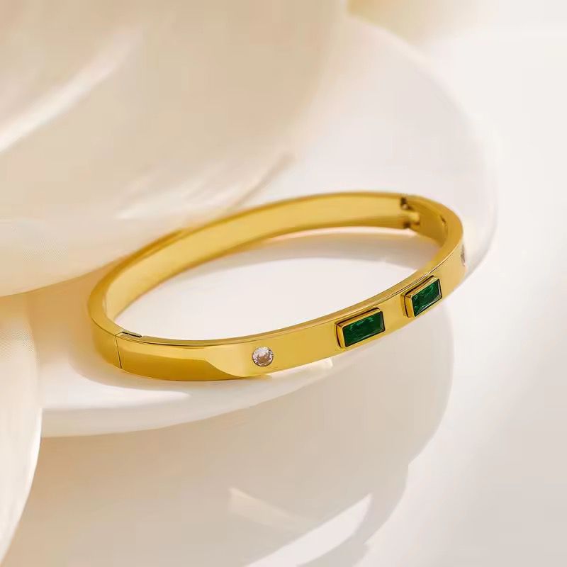 Vintage Emerald Zarkoon Handcuff – 316L Stainless Steel